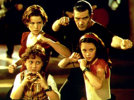 Still of Antonio Banderas, Carla Gugino, Daryl Sabara and Alexa PenaVega in Snipu vaikuciai (2001)