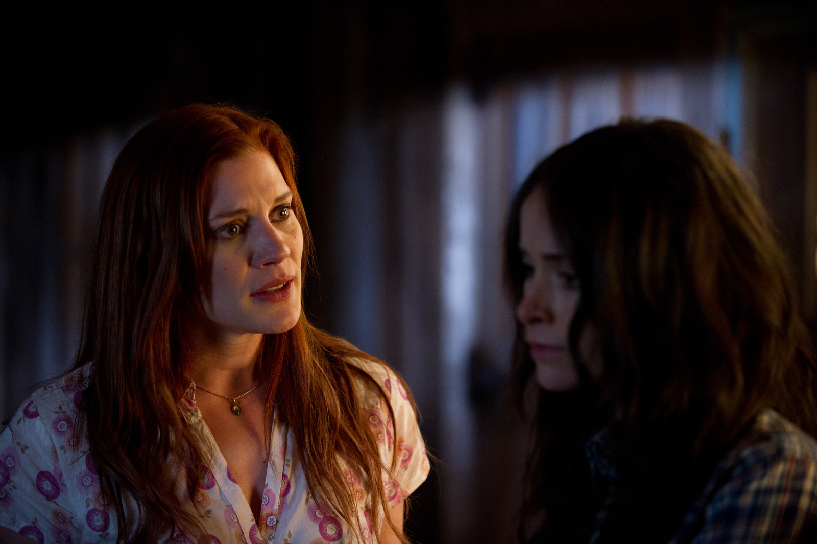 Still of Katee Sackhoff and Abigail Spencer in The Haunting in Connecticut 2: Ghosts of Georgia (2013)