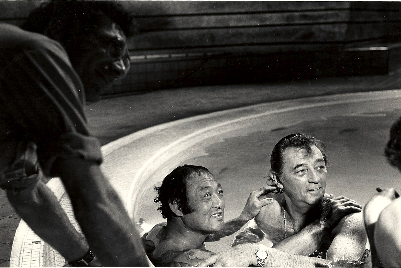 Sydney Pollack in rehearsal of The Yakuza, with Robert Mitchum