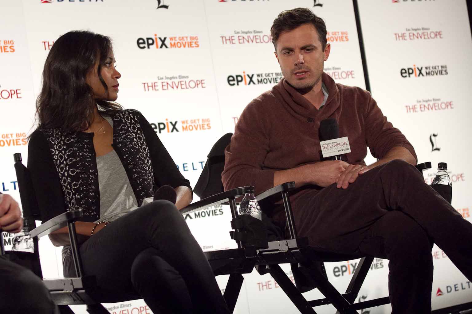 Casey Affleck and Zoe Saldana at event of Out of the Furnace (2013)