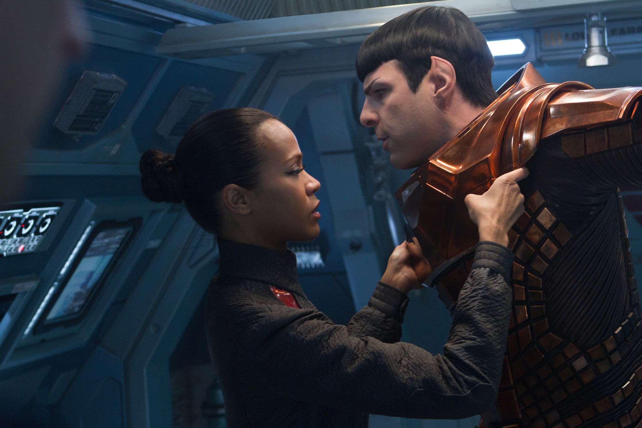 Still of Zachary Quinto and Zoe Saldana in Tolyn i tamsa. Zvaigzdziu kelias (2013)