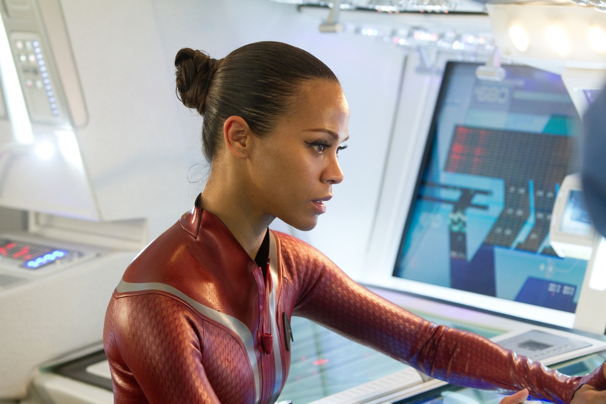 Still of Zoe Saldana in Tolyn i tamsa. Zvaigzdziu kelias (2013)