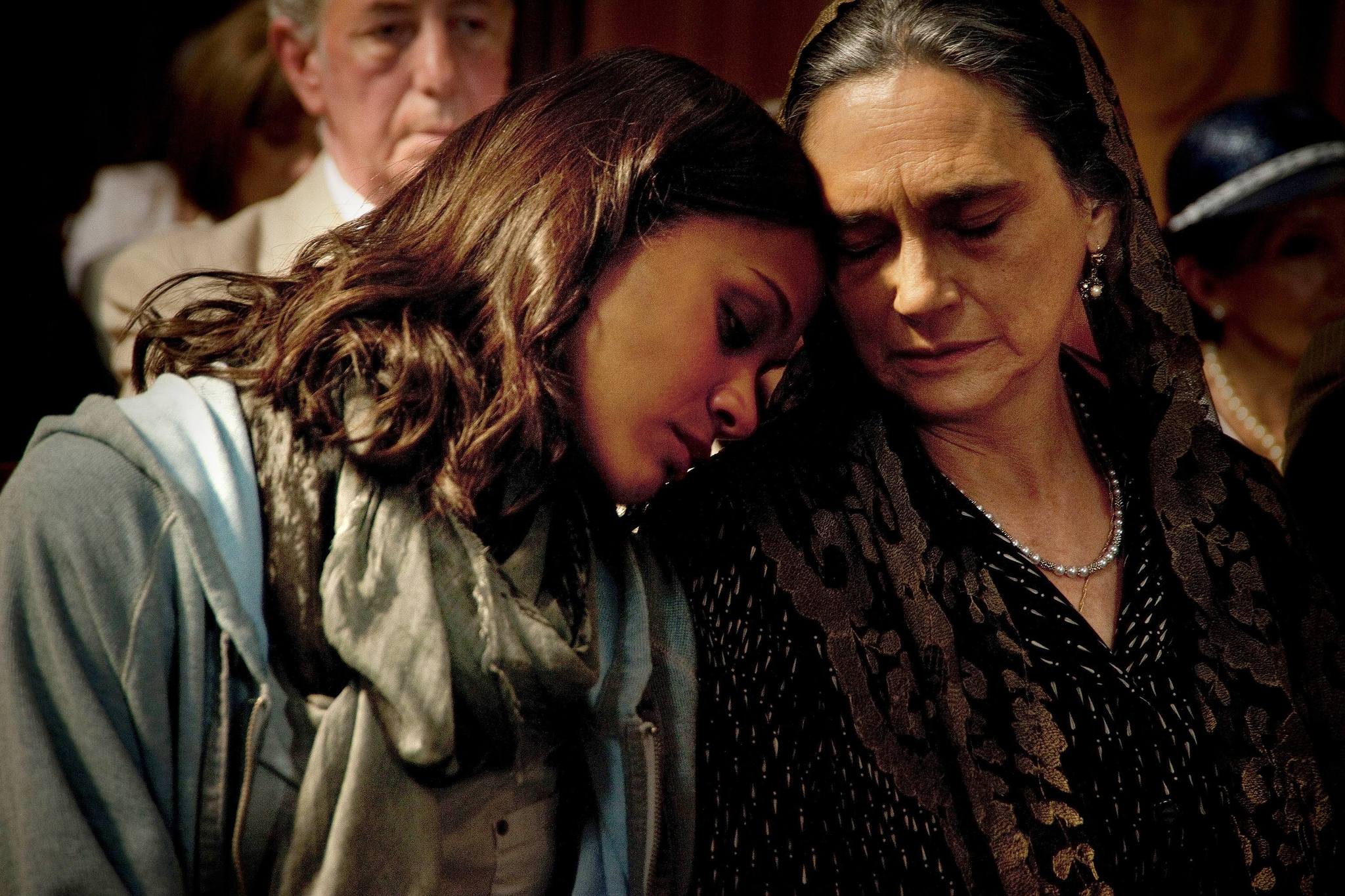 Still of Ofelia Medina and Zoe Saldana in Kolumbiana (2011)