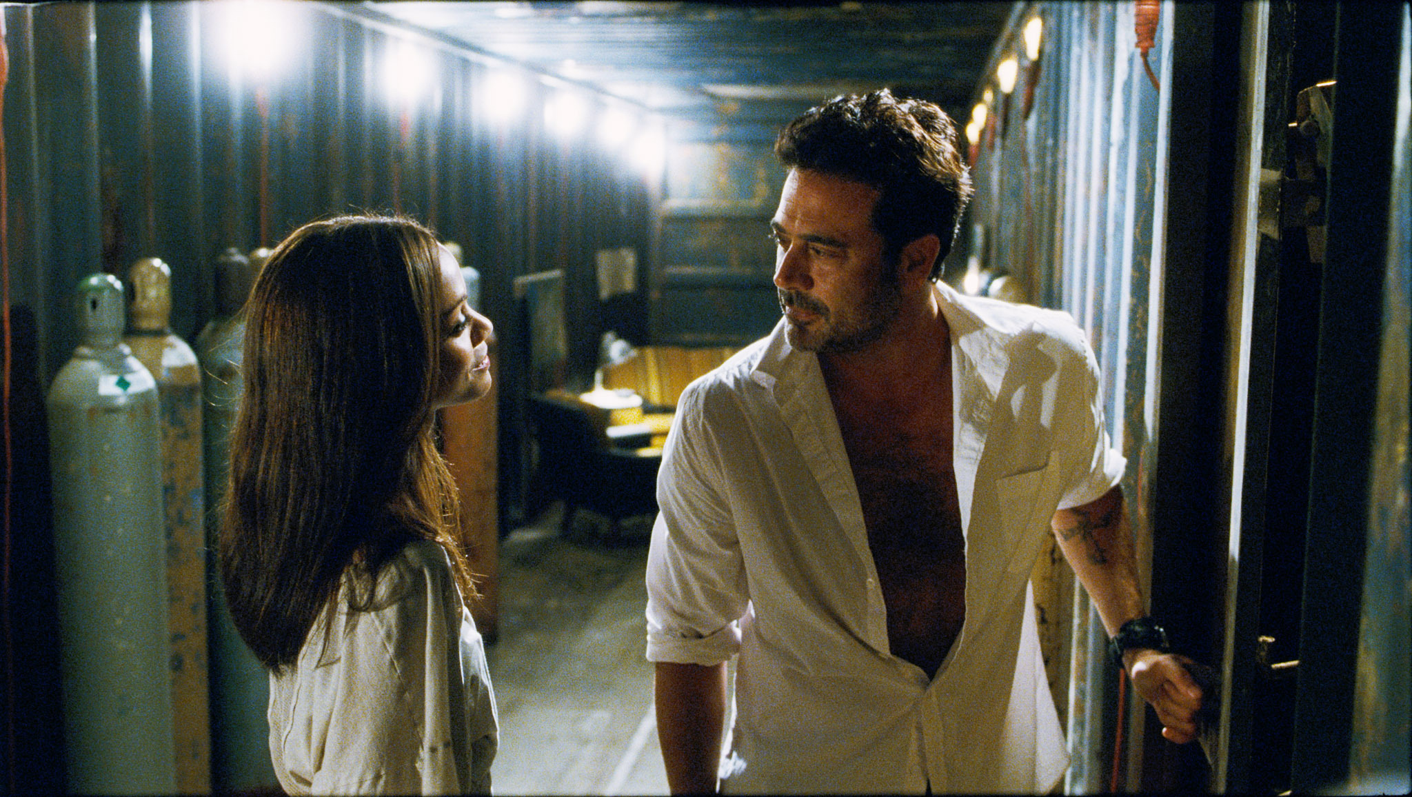 Still of Jeffrey Dean Morgan and Zoe Saldana in The Losers (2010)