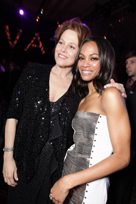 Sigourney Weaver and Zoe Saldana at event of Isikunijimas (2009)