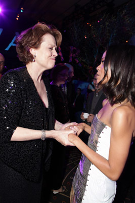 Sigourney Weaver and Zoe Saldana at event of Isikunijimas (2009)