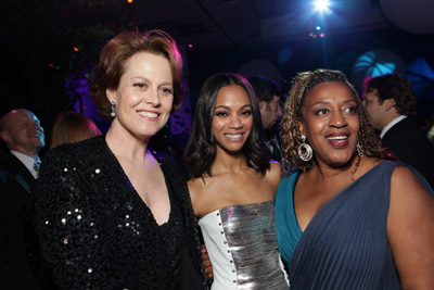 Sigourney Weaver, CCH Pounder and Zoe Saldana at event of Isikunijimas (2009)