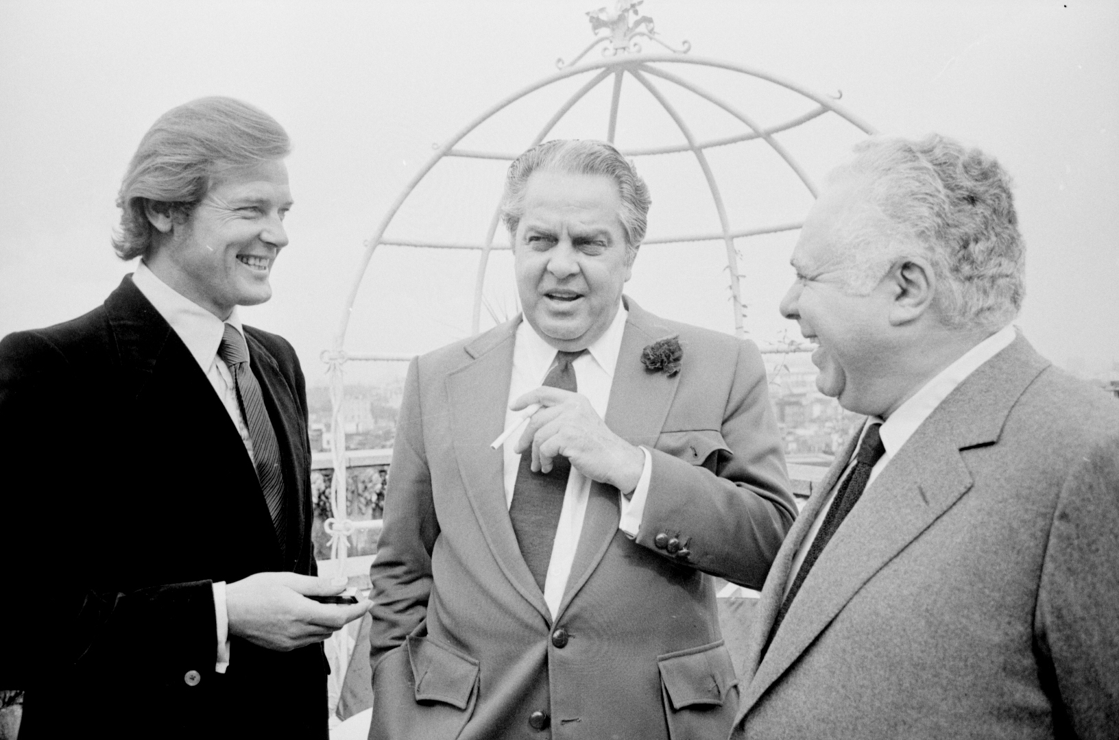 Still of Roger Moore, Albert R. Broccoli and Harry Saltzman in Everything or Nothing (2012)