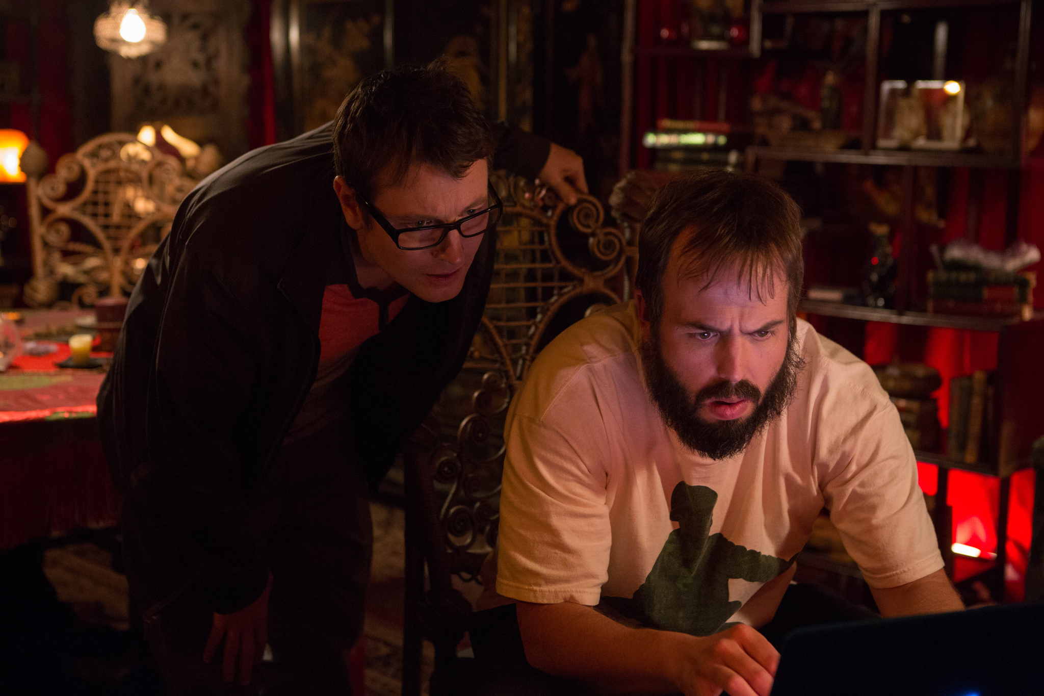 Still of Angus Sampson and Leigh Whannell in Tunas tamsoje: antra dalis (2013)