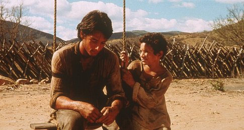 Still of Rodrigo Santoro and Ravi Ramos Lacerda in Abril Despedaçado (2001)