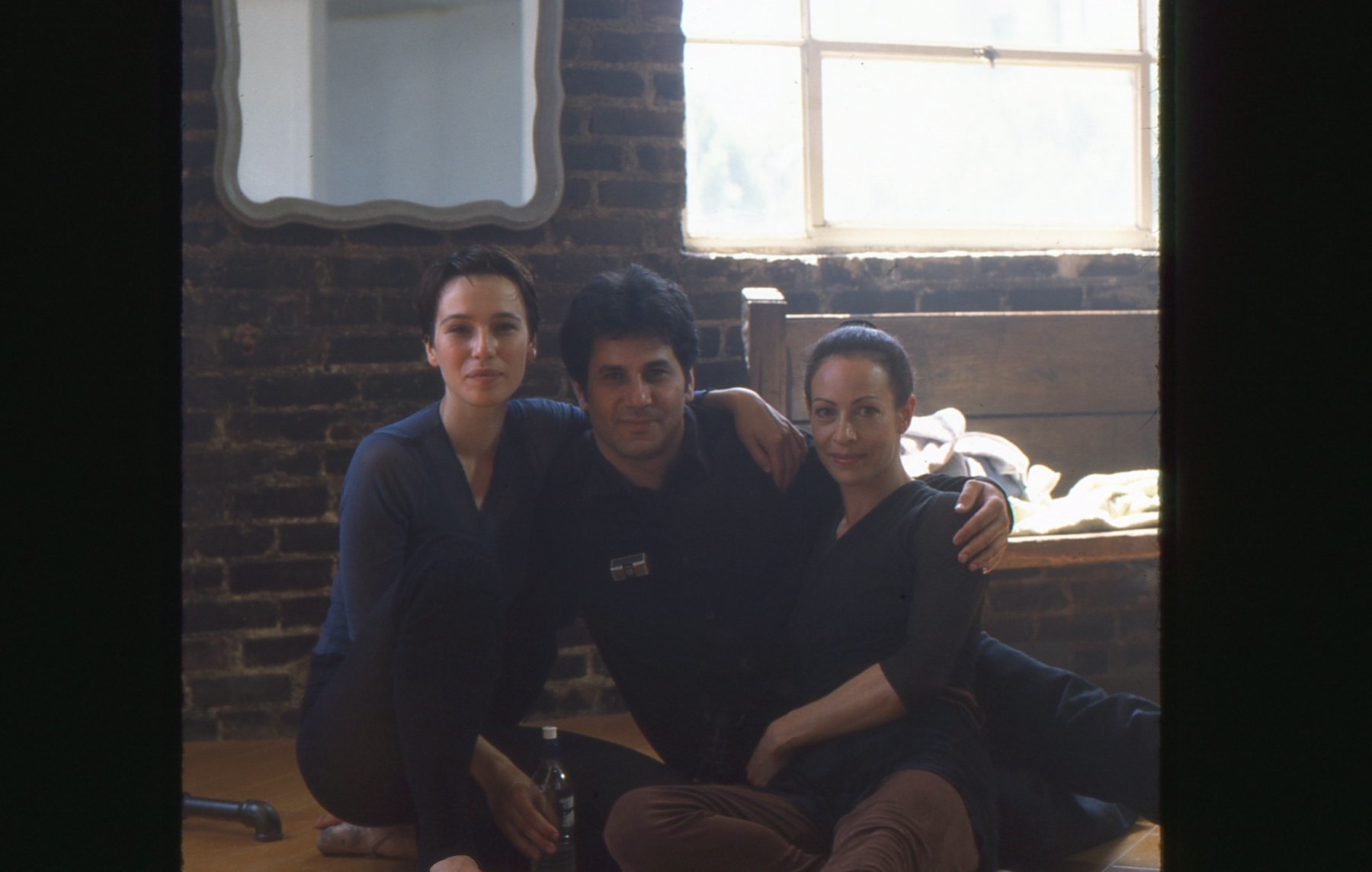 Ariadna Gil, Hamlet Sarkissian, Deborah Greenfield on the set of Camera Obscura