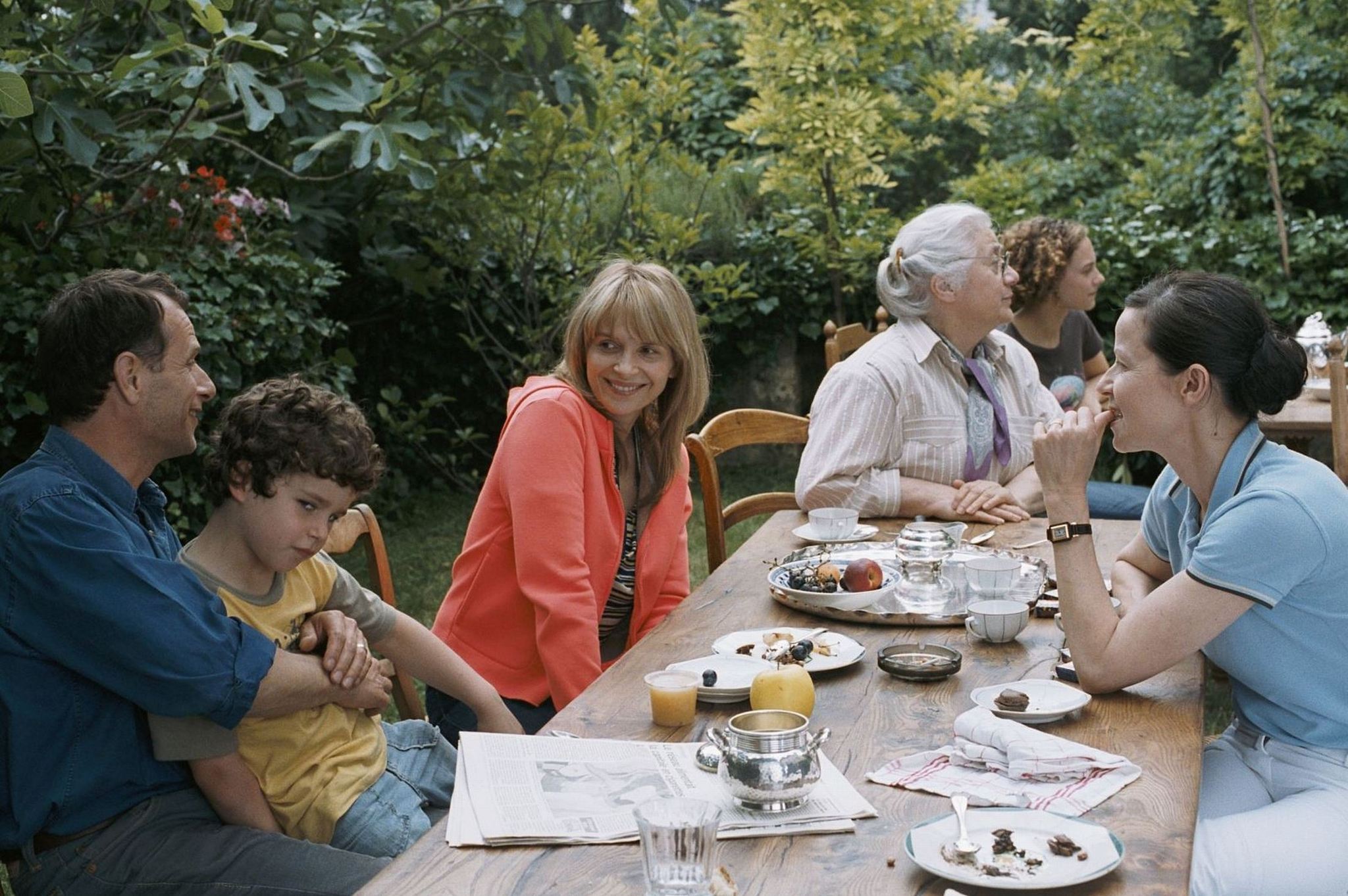 Still of Juliette Binoche, Charles Berling, Dominique Reymond, Isabelle Sadoyan, Alice de Lencquesaing and Max Ricat in L'heure d'été (2008)