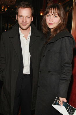 Maggie Gyllenhaal and Peter Sarsgaard at event of Bus kraujo (2007)