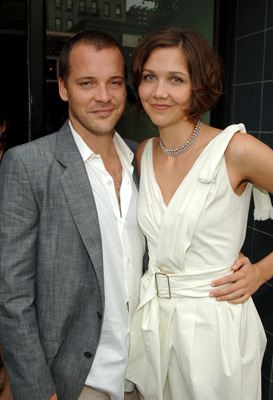 Maggie Gyllenhaal and Peter Sarsgaard at event of Happy Endings (2005)