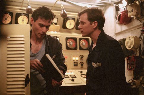 Still of Christian Camargo and Peter Sarsgaard in K-19: The Widowmaker (2002)