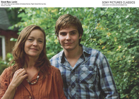 Still of Daniel Brühl and Katrin Saß in Sudie, Leninai! (2003)