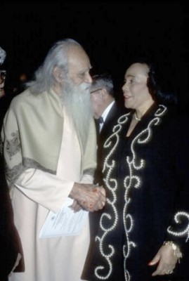 Sri Swami Satchidananda with Coretta Scott King (1988).