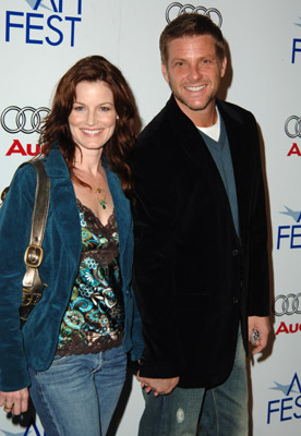 Laura Leighton and Doug Savant at event of Transamerica (2005)