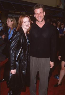 Laura Leighton and Doug Savant at event of Out of Sight (1998)