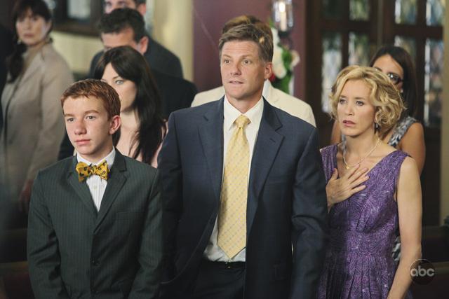 Still of Felicity Huffman, Doug Savant and Joshua Logan Moore in Nusivylusios namu seimininkes (2004)