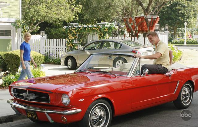 Still of Felicity Huffman and Doug Savant in Nusivylusios namu seimininkes (2004)