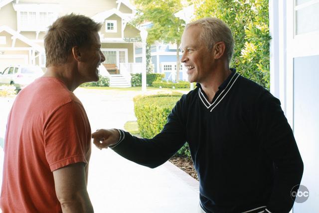 Still of Neal McDonough and Doug Savant in Nusivylusios namu seimininkes (2004)