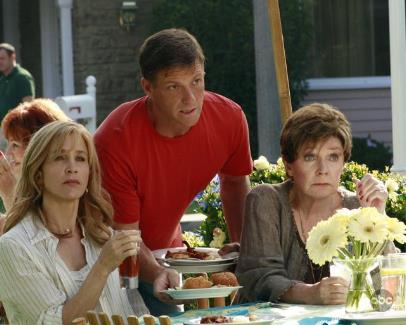 Still of Polly Bergen, Felicity Huffman and Doug Savant in Nusivylusios namu seimininkes (2004)