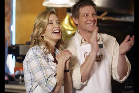 Still of Felicity Huffman and Doug Savant in Nusivylusios namu seimininkes (2004)