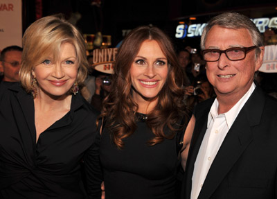 Julia Roberts, Mike Nichols and Diane Sawyer at event of Charlie Wilson's War (2007)