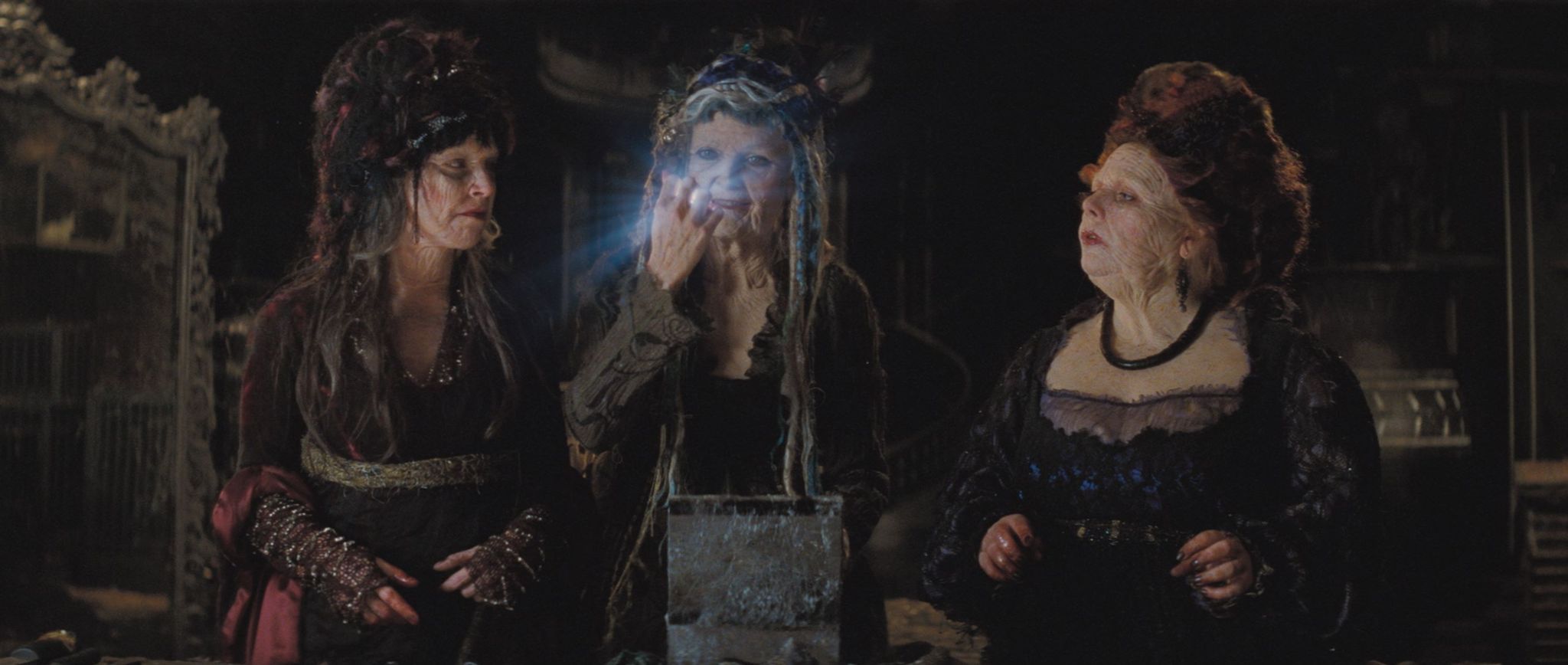 Still of Michelle Pfeiffer, Sarah Alexander and Joanna Scanlan in Zvaigzdziu dulkes (2007)