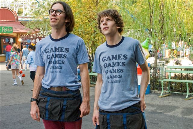 Still of Jesse Eisenberg and Martin Starr in Adventureland (2009)