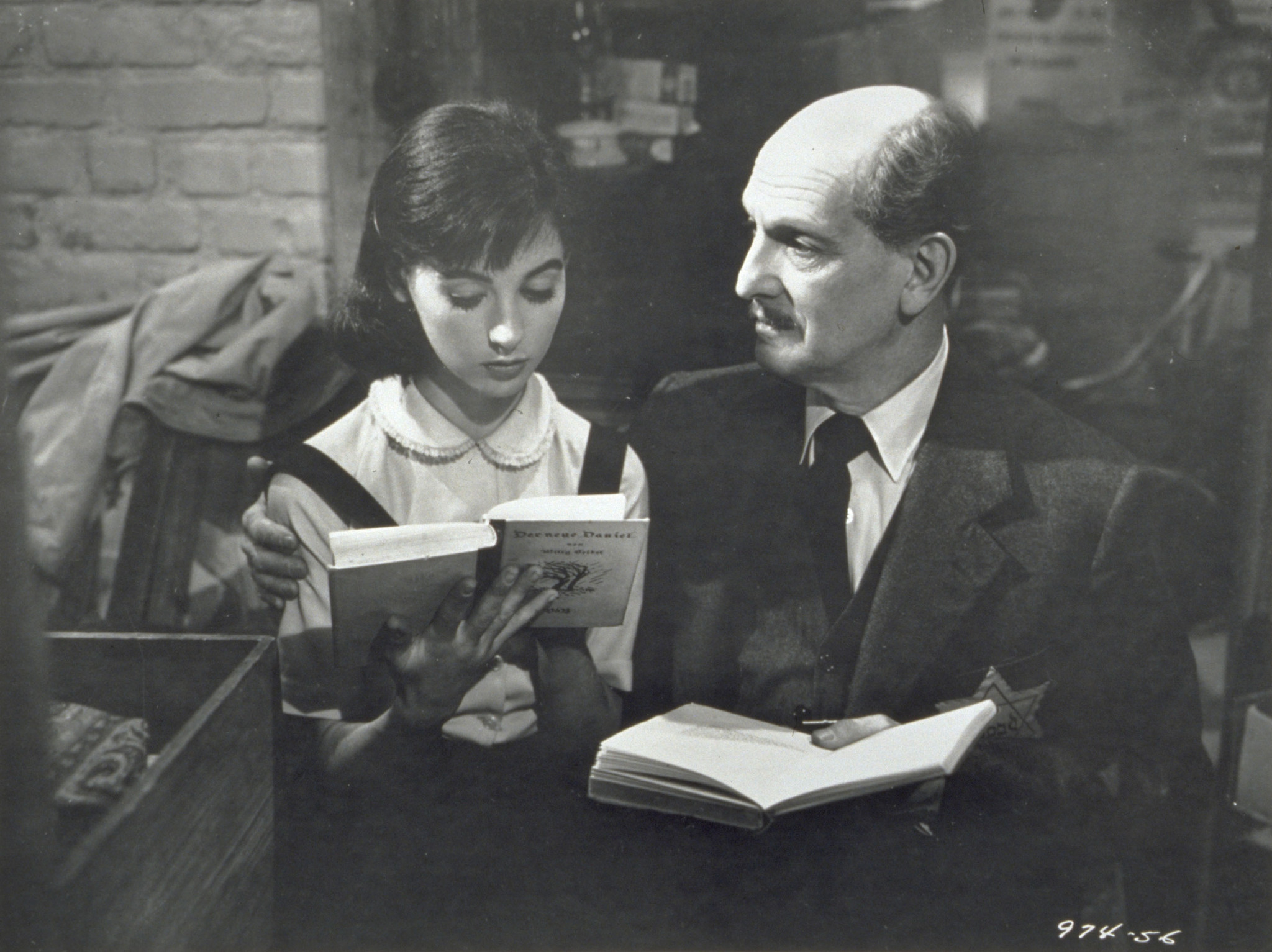 Still of Millie Perkins and Joseph Schildkraut in The Diary of Anne Frank (1959)