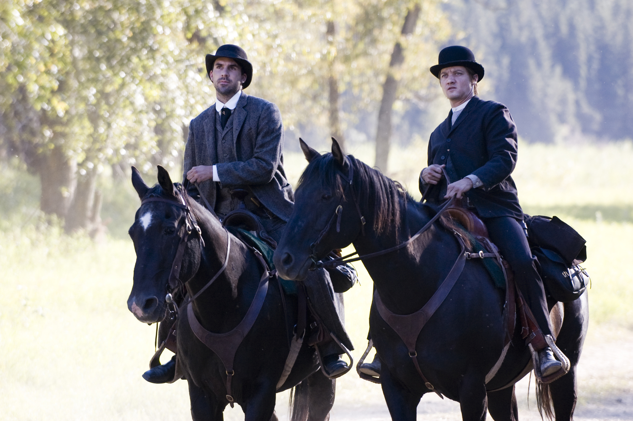 Still of Jeremy Renner and Paul Schneider in The Assassination of Jesse James by the Coward Robert Ford (2007)