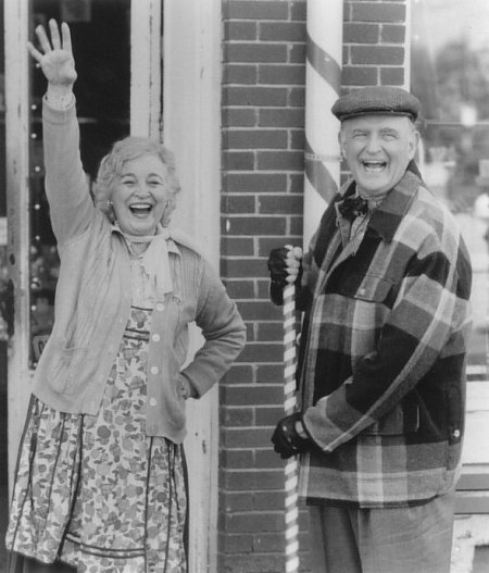 Still of Peter Boyle and Rebecca Schull in That Darn Cat (1997)