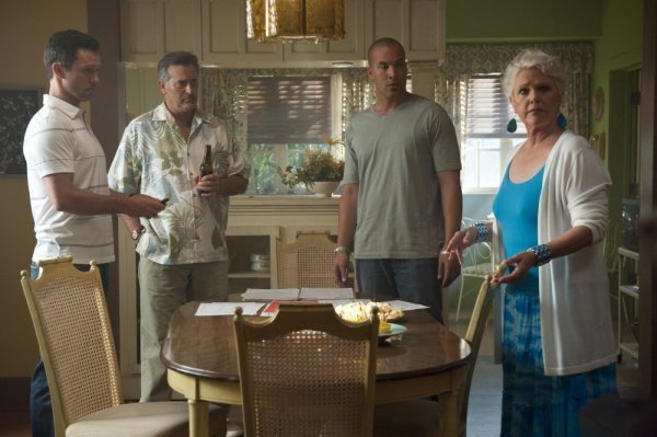 Still of Sharon Gless, Coby Bell, Bruce Campbell and Jeffrey Donovan in Vilko bilietas (2007)