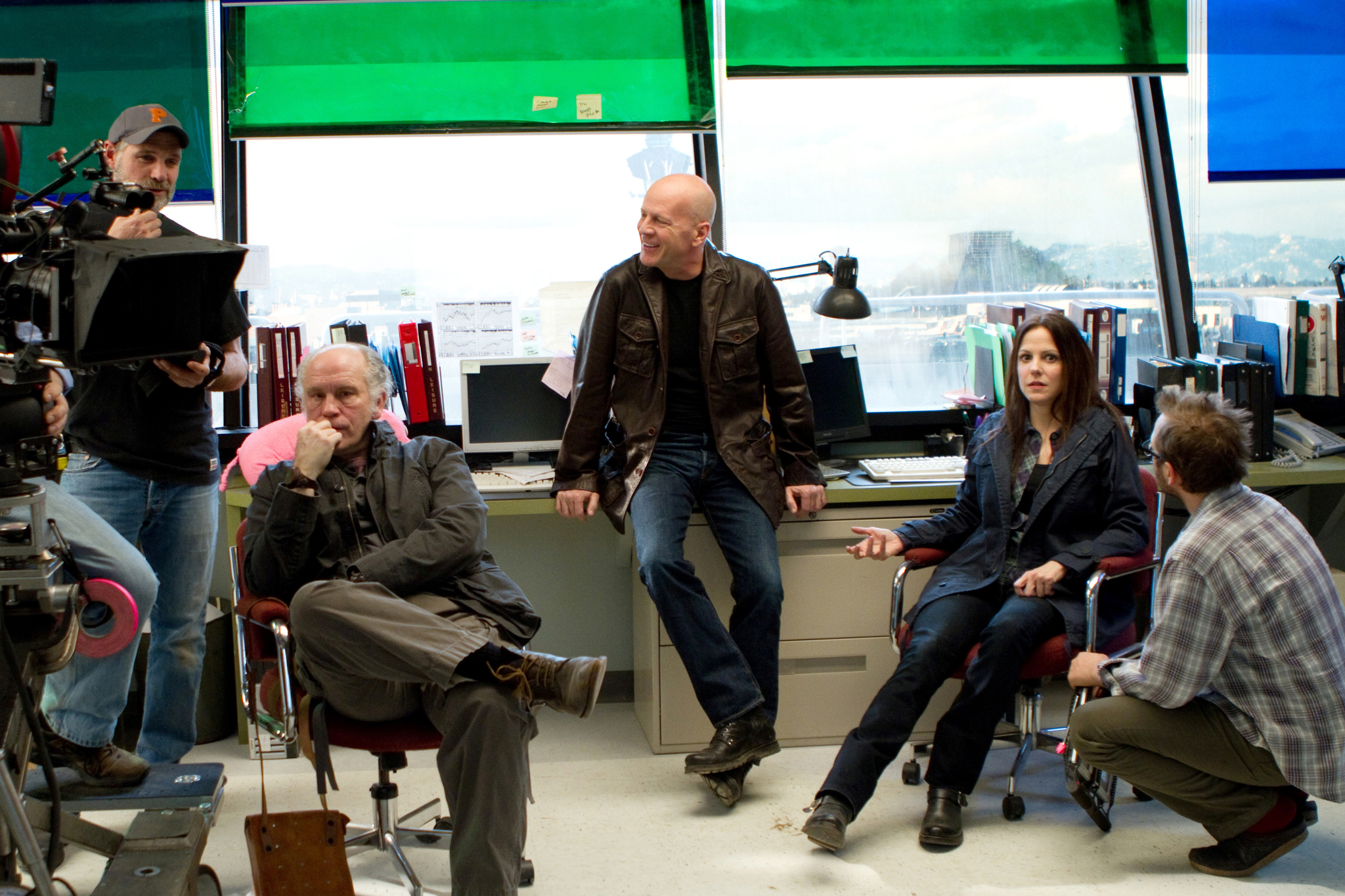 Still of Bruce Willis, John Malkovich, Mary-Louise Parker and Robert Schwentke in Rizikinga erzinti diedukus (2010)