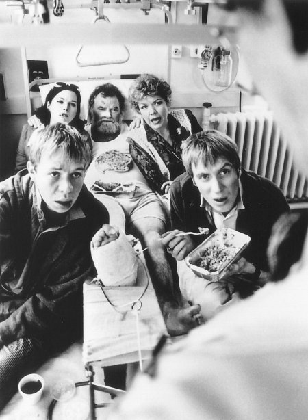 Still of Di Botcher, Huw Ceredig, Llyr Ifans, Rhys Ifans and Rachel Scorgie in Twin Town (1997)