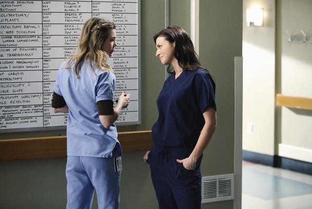 Still of Ellen Pompeo and Caterina Scorsone in Grei anatomija: Superfreak (2010)