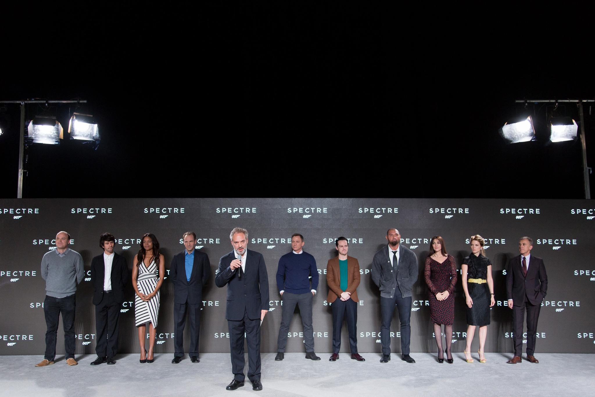 Ralph Fiennes, Monica Bellucci, Sam Mendes, Daniel Craig, Naomie Harris, Andrew Scott, Christoph Waltz, Ben Whishaw, Dave Bautista, Rory Kinnear and Léa Seydoux at event of Spectre (2015)