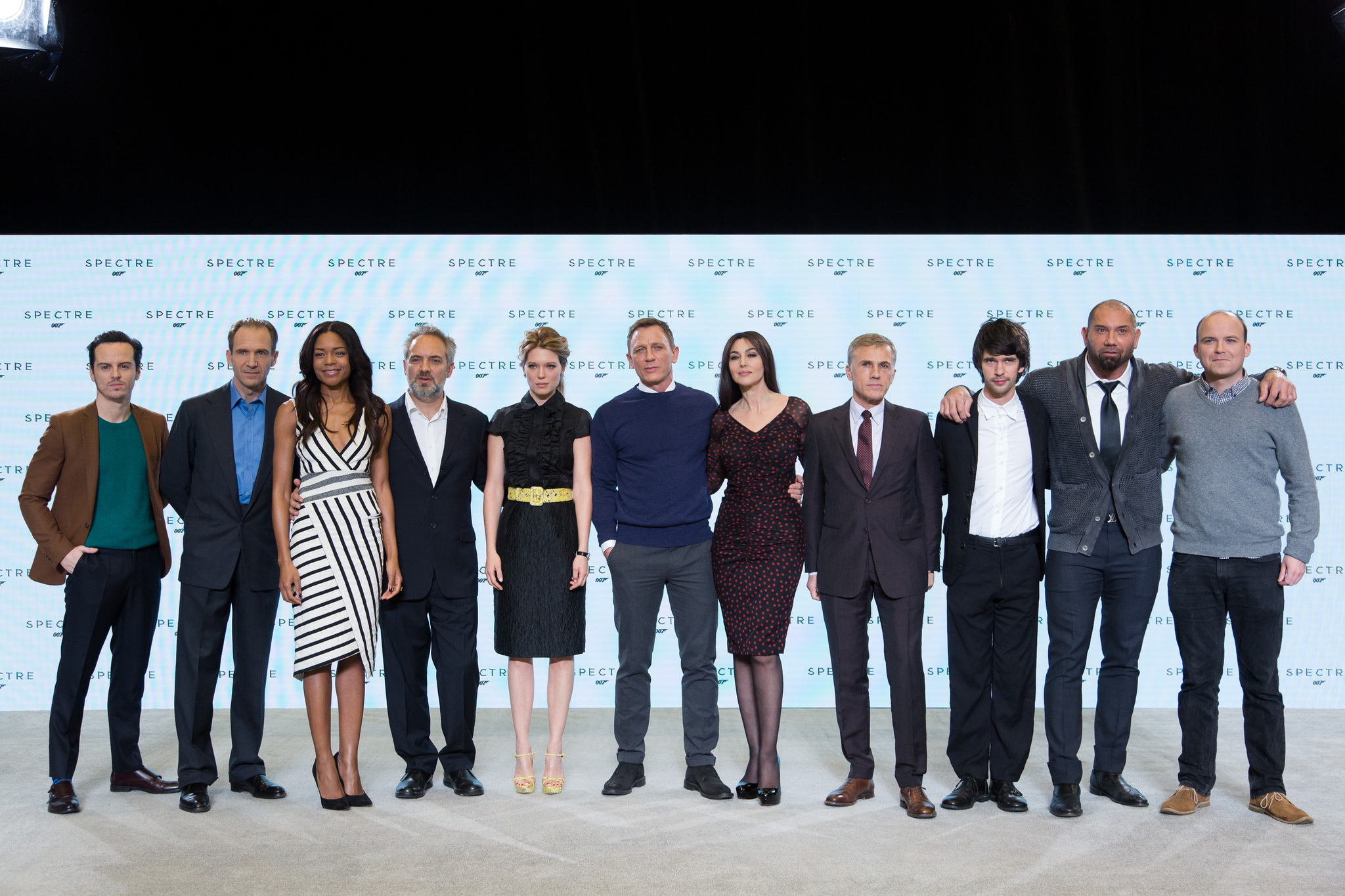 Ralph Fiennes, Monica Bellucci, Sam Mendes, Daniel Craig, Naomie Harris, Andrew Scott, Christoph Waltz, Ben Whishaw, Dave Bautista, Rory Kinnear and Léa Seydoux at event of Spectre (2015)