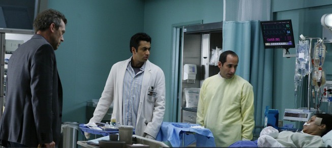 Still of Peter Jacobson, Hugh Laurie, Kal Penn and Judith Scott in Hausas (2004)