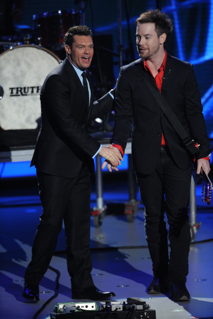 Still of Ryan Seacrest and David Cook in American Idol: The Search for a Superstar (2002)