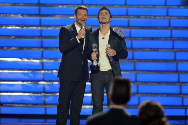 Still of Ryan Seacrest and Kris Allen in American Idol: The Search for a Superstar (2002)