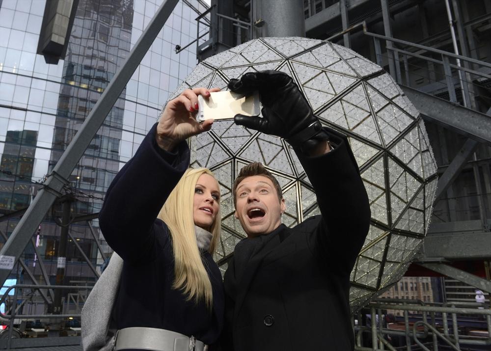 Still of Jenny McCarthy and Ryan Seacrest in Dick Clark's New Year's Rockin' Eve with Ryan Seacrest 2014 (2013)