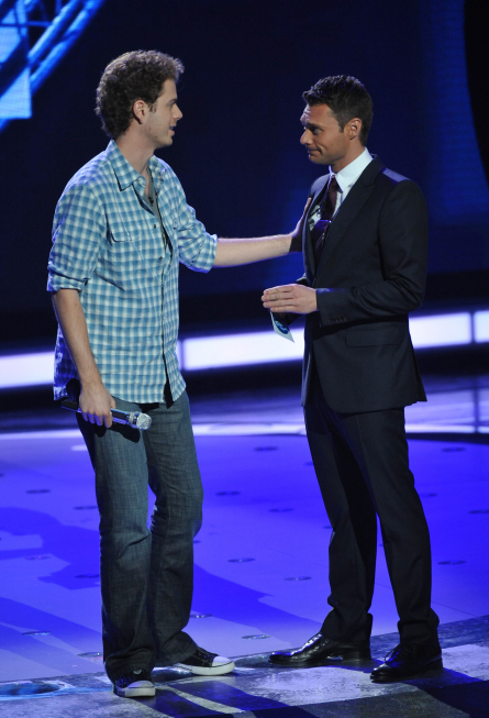 Still of Ryan Seacrest and Scott MacIntyre in American Idol: The Search for a Superstar (2002)