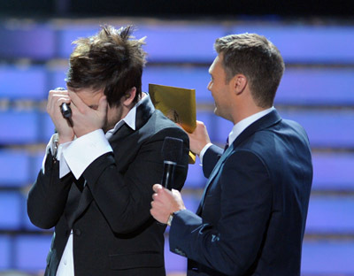 Ryan Seacrest and David Cook at event of American Idol: The Search for a Superstar (2002)