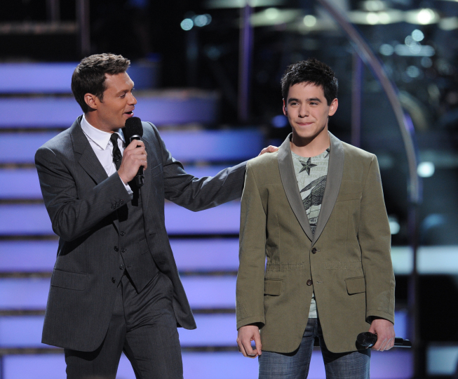 Still of Ryan Seacrest and David Archuleta in American Idol: The Search for a Superstar (2002)