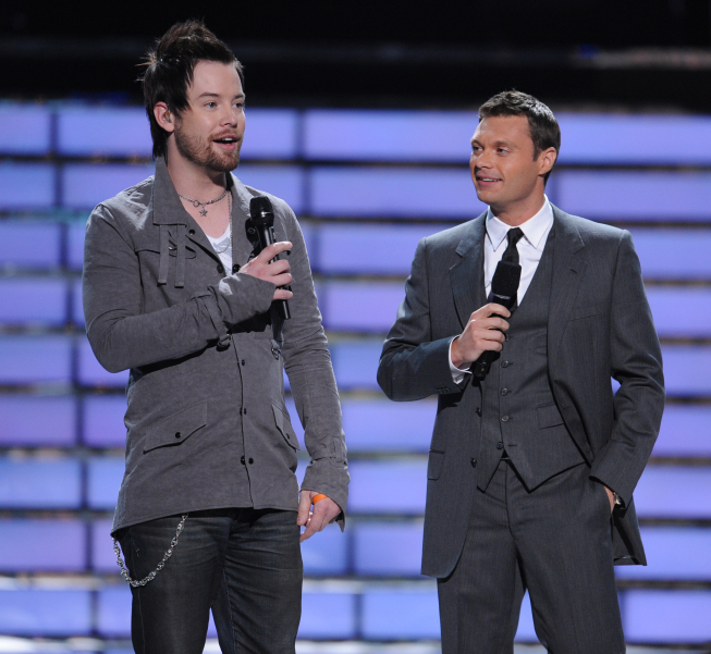 Still of Ryan Seacrest and David Cook in American Idol: The Search for a Superstar (2002)