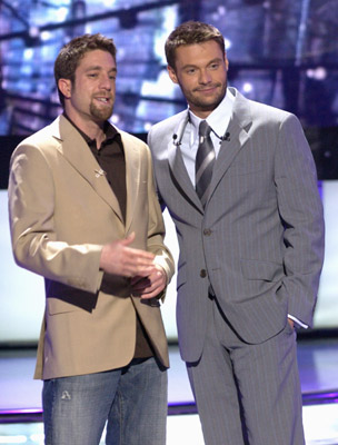 Ryan Seacrest and Elliott Yamin at event of American Idol: The Search for a Superstar (2002)