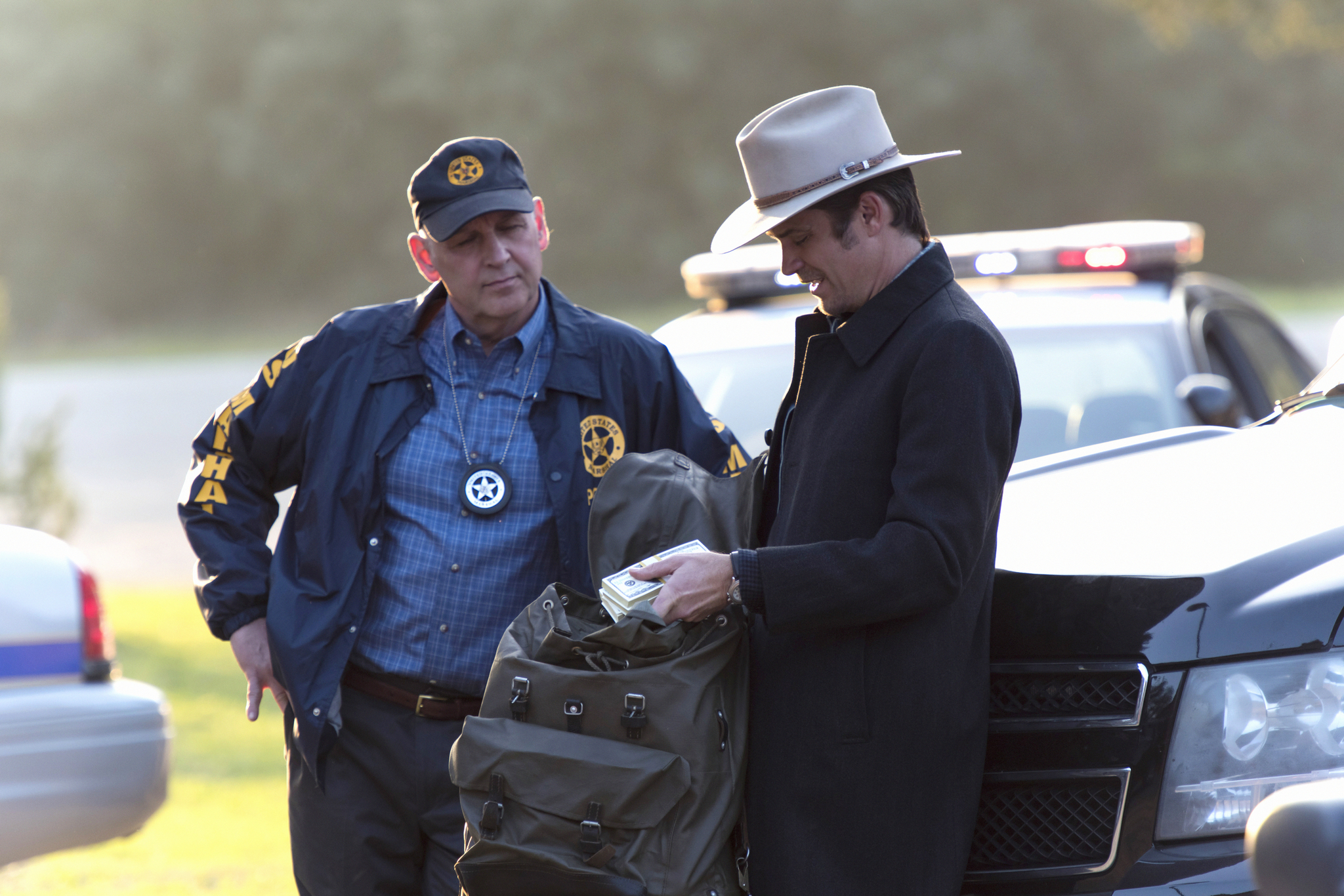 Still of Timothy Olyphant and Nick Searcy in Justified (2010)